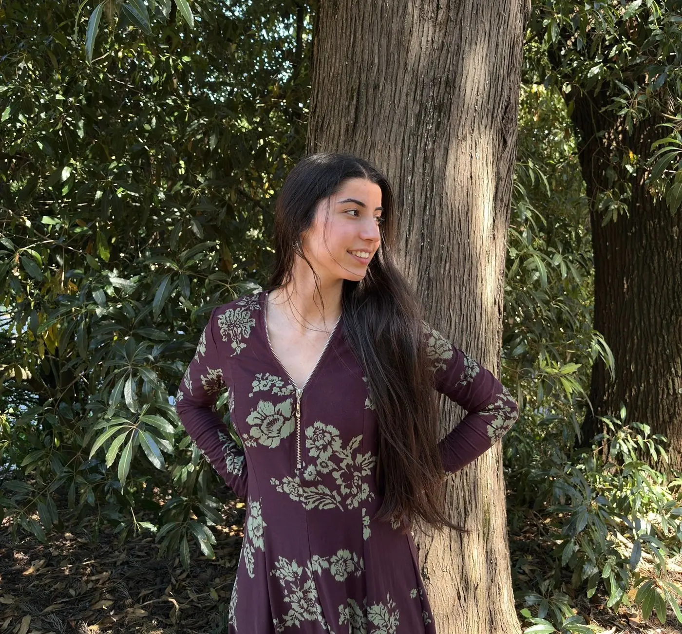 Catarina Pacheco junto a uma árvore, no meio da natureza