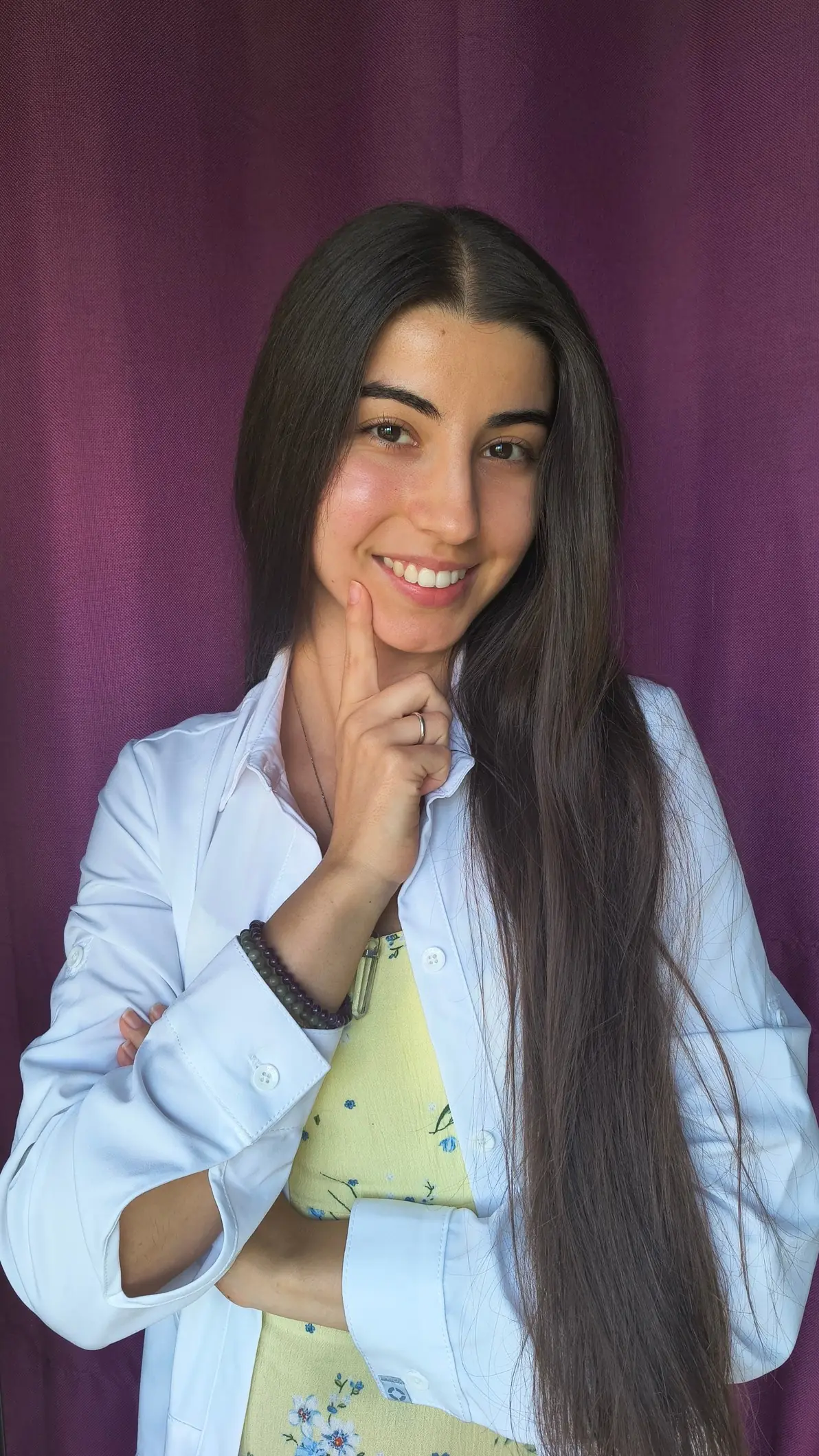 Catarina Pacheco de bata branca, a sorrir